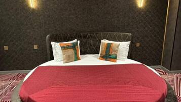 客房内保险箱、办公桌、遮光窗帘、隔音