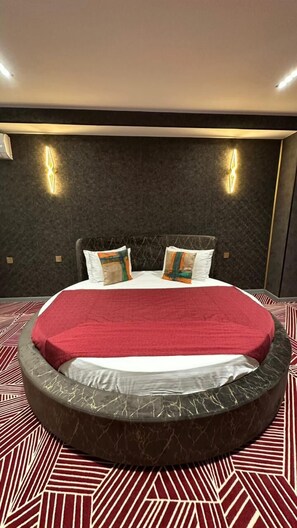 In-room safe, desk, blackout drapes, soundproofing - Avenue Nizami Hotel (Bakı)