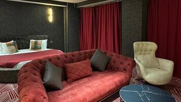 Cofres nos quartos, escrivaninha, espaço de trabalho para notebook