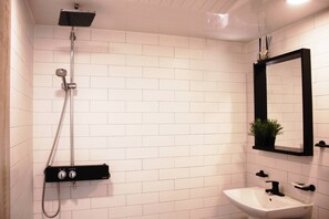 Shower, hair dryer, towels, shampoo - SoJu House (Seoul)