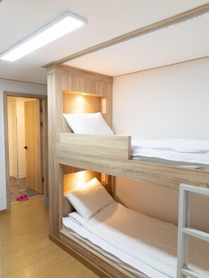 Desk, free WiFi - SoJu House (Seoul)