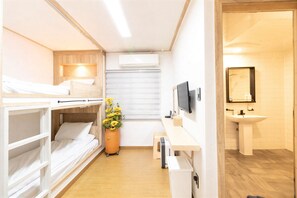 Desk, free WiFi - SoJu House (Seoul)