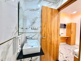 Escritorio y espacio para trabajar con laptop 