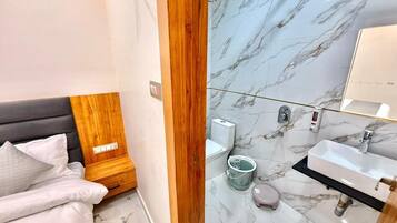 Superior-dobbeltværelse | Skrivebord, arbejdsområde til bærbare computere, strygejern/strygebræt