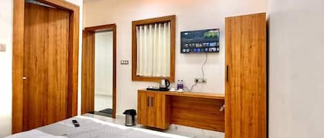 Superior tweepersoonskamer | Een bureau, een laptopwerkplek, een strijkplank/strijkijzer, gratis wifi