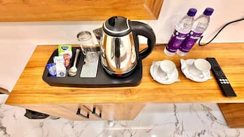 Escritorio y espacio para trabajar con laptop