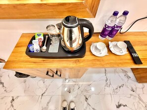 Desk, laptop workspace, iron/ironing board, free WiFi - Hotel Betwa Sarowar (Nivari)