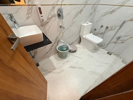 Superior Double Room | Bathroom | Free toiletries, hair dryer, slippers, towels