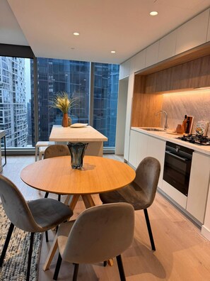 Condo, 2 quartos, acessível, terraço | Sala de jantar