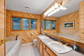 Hair dryer, towels - Escape to Montana at this spacious retreat. Nestled in a quiet, private setting, this rustic home features stunning views. Enjoy the peace of nature with the convenience of a quick drive to town — the perfect basecamp for your Montana getaway. (Missoula)