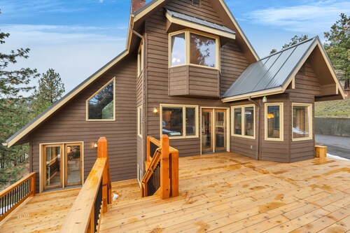 Escape to Montana at this spacious retreat. Nestled in a quiet, private setting, this rustic home features stunning views. Enjoy the peace of nature with the convenience of a quick drive to town — the perfect basecamp for your Montana getaway.