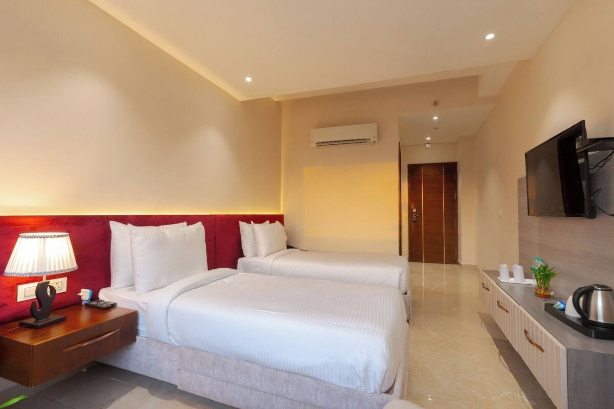 Deluxe Room | Iron/ironing board, WiFi (free)