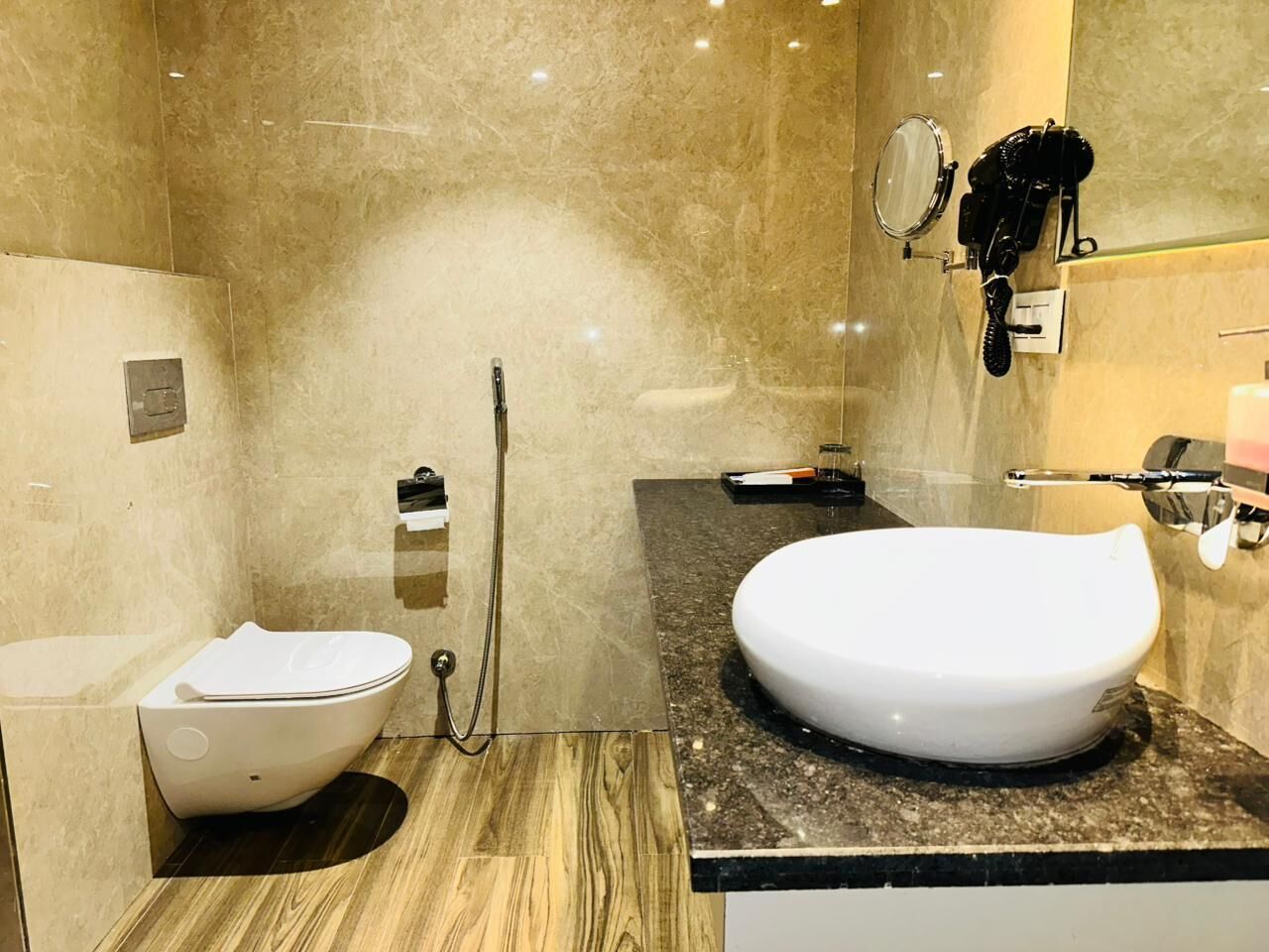 Un baño moderno con inodoro, bidé y lavamanos.