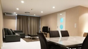 Appartement, 2 slaapkamers, toegankelijk voor mindervaliden, uitzicht op de stad | Dineerruimte