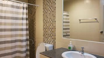 Apartment, 2 Bedrooms, Accessible, City View | Bathroom