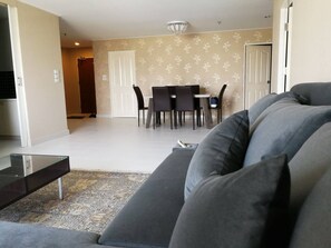 Apartment, 2 Schlafzimmer, barrierefrei, Stadtblick | Wohnzimmer