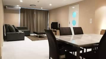 Apartment, 2 Bedrooms, Accessible, City View | Dining room