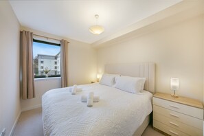 Desk, iron/ironing board, WiFi, bed sheets - Merkland Lane Lodge - Grampian Lettings (Aberdeen)