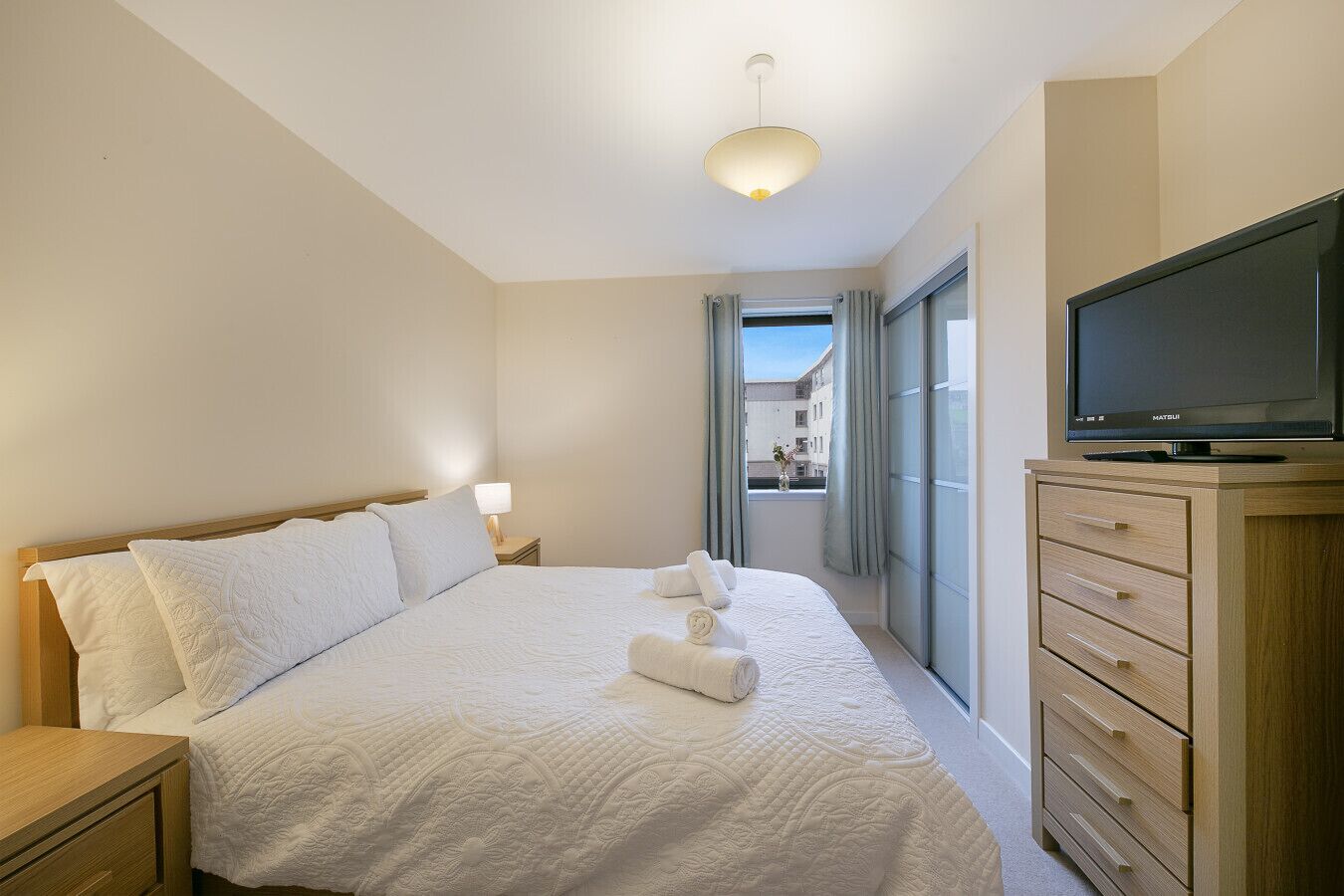 Een bureau, een strijkplank/strijkijzer, wifi, beddengoed