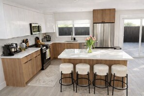 Private kitchen - Sunny Oasis Near the Beach – 4BR/3BA Pool Home (Boynton Beach)