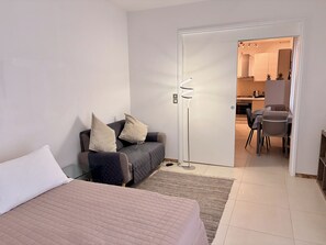 Desk, laptop workspace, iron/ironing board, free WiFi - Smile (Lido)