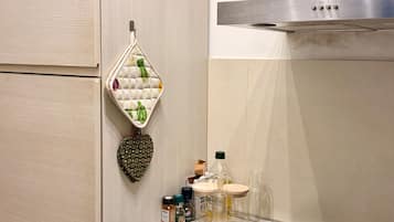 Apartamento conforto, vista parcial para o mar | Cozinha privada | Geladeira, micro-ondas, fogão, cooktop