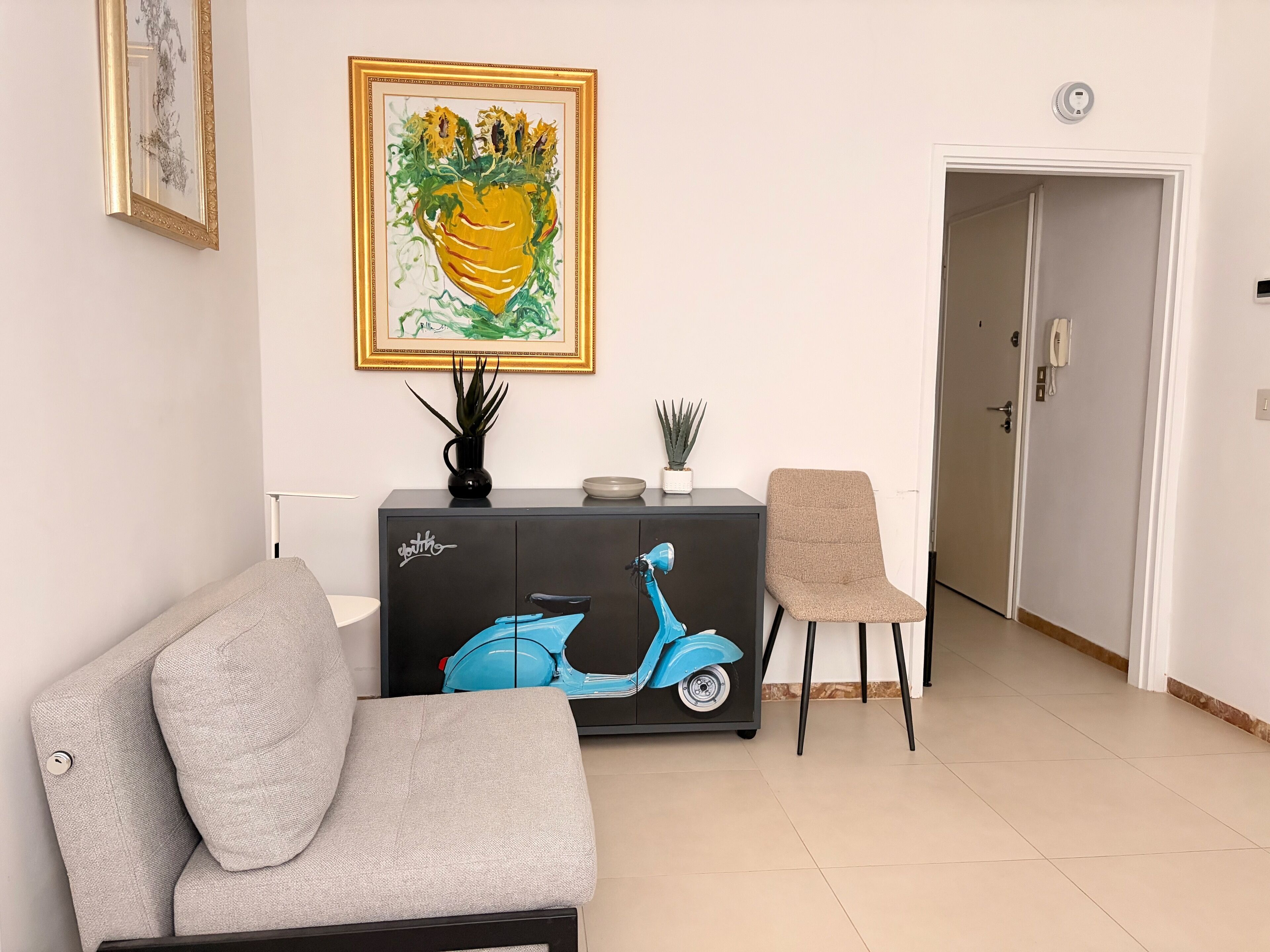 Departamento Confort, vista parcial al mar | Área de sala de estar