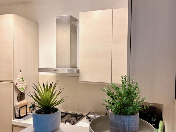 Căn hộ tiện nghi đơn giản, quang cảnh một góc biển | Bếp riêng | Tủ lạnh, lò vi sóng, lò nướng, bếp nấu