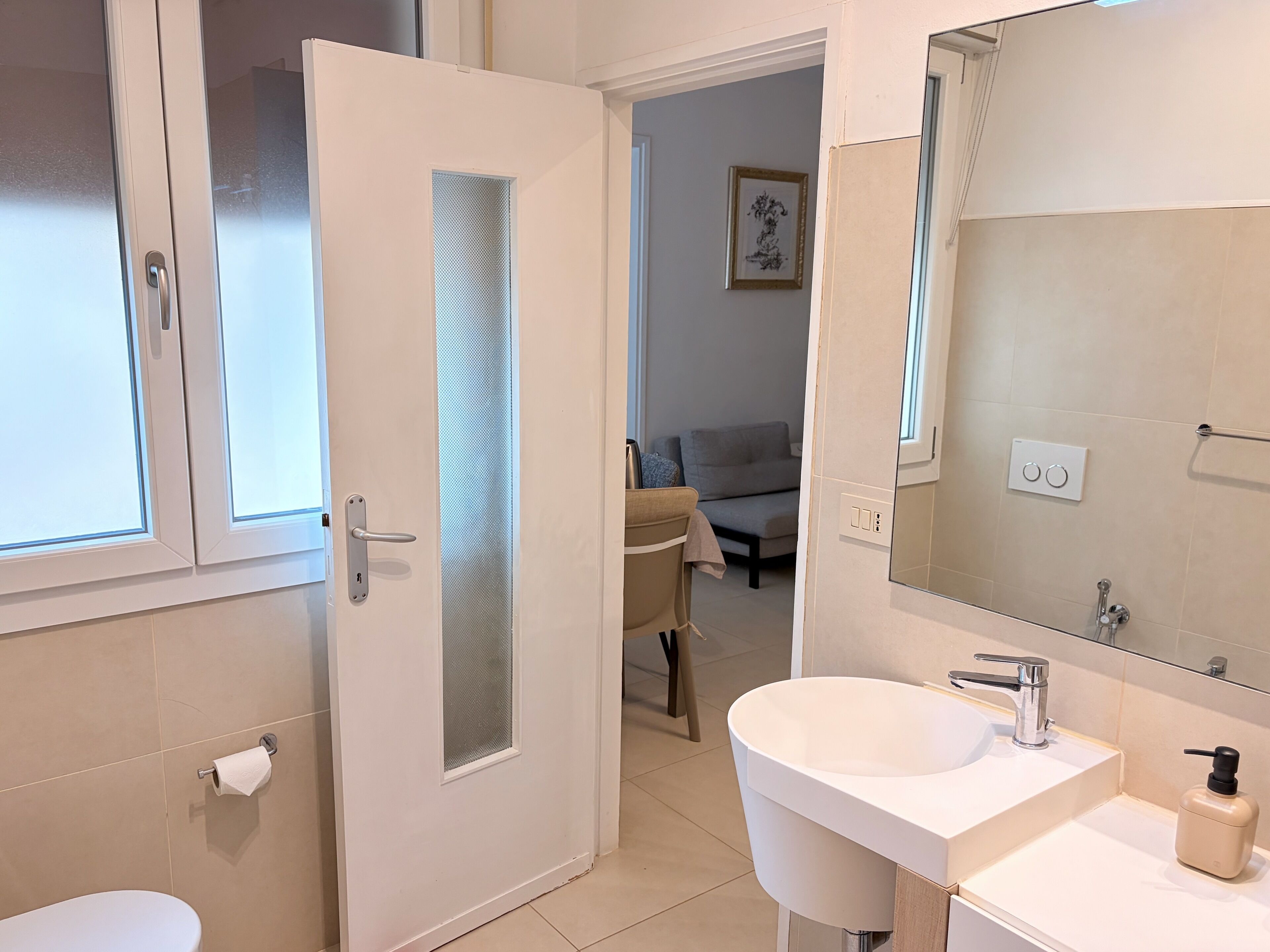 Appartamento Comfort, vista mare parziale | Bagno | Doccia, asciugacapelli, asciugamani, sapone