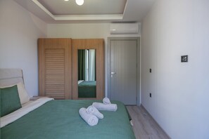 Tabla de planchar con plancha, wifi y ropa de cama 