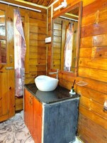 Ducha, artículos de tocador gratuitos, toallas, jabón