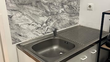 Basic-Apartment | Eigene Küche | Kühlschrank, Mikrowelle, Ofen, Herdplatte