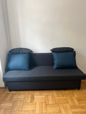 Iron/ironing board - Modern 1BR City Apt for 5 Great Location (Wien)