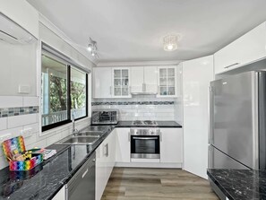 Réfrigérateur, micro-ondes, plaque de cuisson, lave-vaisselle