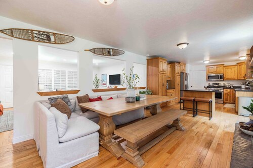 All king beds (with 2 rooms that can convert into 2 twin XLs), hot tub, arcade, and fresh updates. Spacious, cozy, and minutes to Snowbird & Alta. Pet-friendly and perfect for ski groups wanting comfort, style, and unbeatable canyon access.