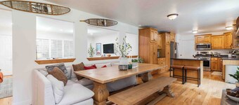 All king beds (with 2 rooms that can convert into 2 twin XLs), hot tub, arcade, and fresh updates. Spacious, cozy, and minutes to Snowbird & Alta. Pet-friendly and perfect for ski groups wanting comfort, style, and unbeatable canyon access.