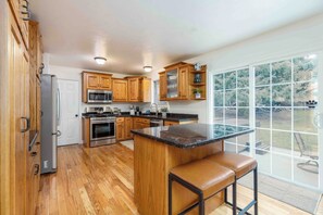 Fridge, microwave, oven, stovetop - All king beds (with 2 rooms that can convert into 2 twin XLs), hot tub, arcade, and fresh updates. Spacious, cozy, and minutes to Snowbird & Alta. Pet-friendly and perfect for ski groups wanting comfort, style, and unbeatable canyon access. (Sandy)