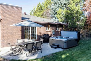 Outdoor dining - All king beds (with 2 rooms that can convert into 2 twin XLs), hot tub, arcade, and fresh updates. Spacious, cozy, and minutes to Snowbird & Alta. Pet-friendly and perfect for ski groups wanting comfort, style, and unbeatable canyon access. (Sandy)