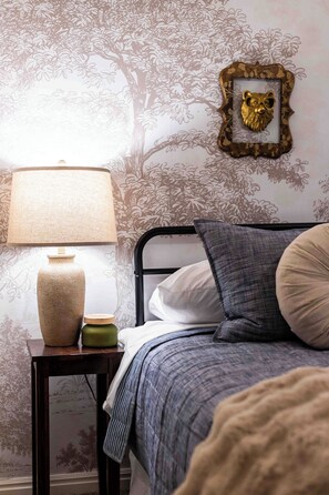 Escritorio, tabla de planchar con plancha, wifi gratis y ropa de cama 