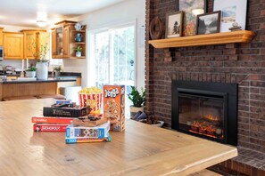 Interior - All king beds (with 2 rooms that can convert into 2 twin XLs), hot tub, arcade, and fresh updates. Spacious, cozy, and minutes to Snowbird & Alta. Pet-friendly and perfect for ski groups wanting comfort, style, and unbeatable canyon access. (Sandy)