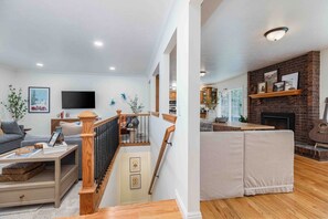 Smart TV, fireplace - All king beds (with 2 rooms that can convert into 2 twin XLs), hot tub, arcade, and fresh updates. Spacious, cozy, and minutes to Snowbird & Alta. Pet-friendly and perfect for ski groups wanting comfort, style, and unbeatable canyon access. (Sandy)