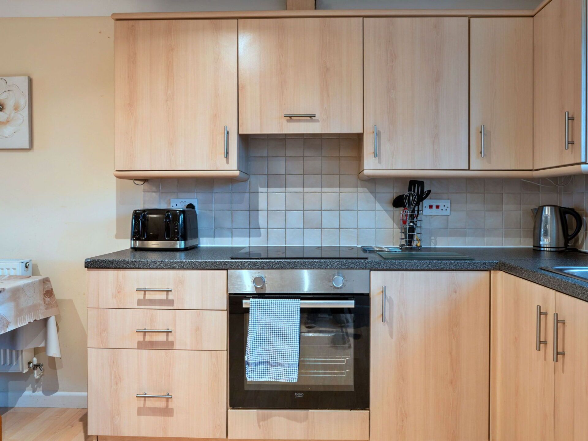 Een microgolfoven, een oven, een vaatwasser