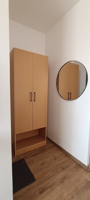 Habitación económica | Ropa de cama de alta calidad y colchones con acolchado adicional