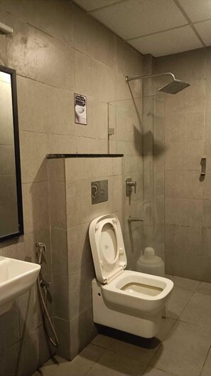 Enkeltværelse - byudsigt | Badeværelse