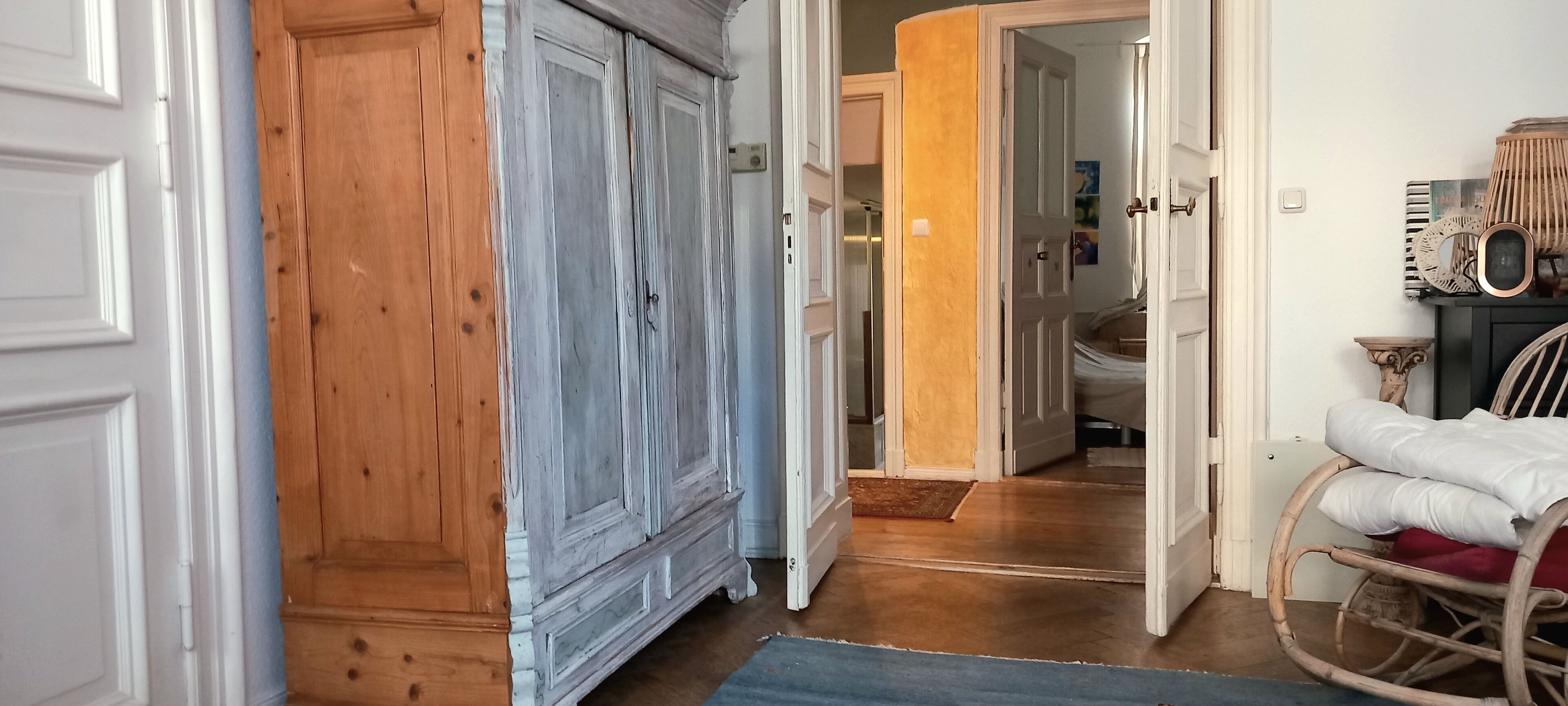 Coffres-forts dans les chambres, bureau, fer et planche à repasser