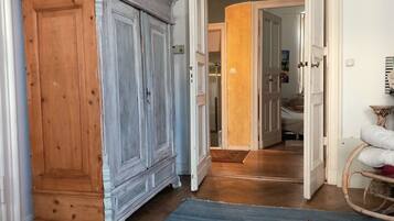 3 slaapkamers, een kluis op de kamer, een bureau