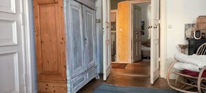 3 camere, una cassaforte in camera, una scrivania, ferro/asse da stiro