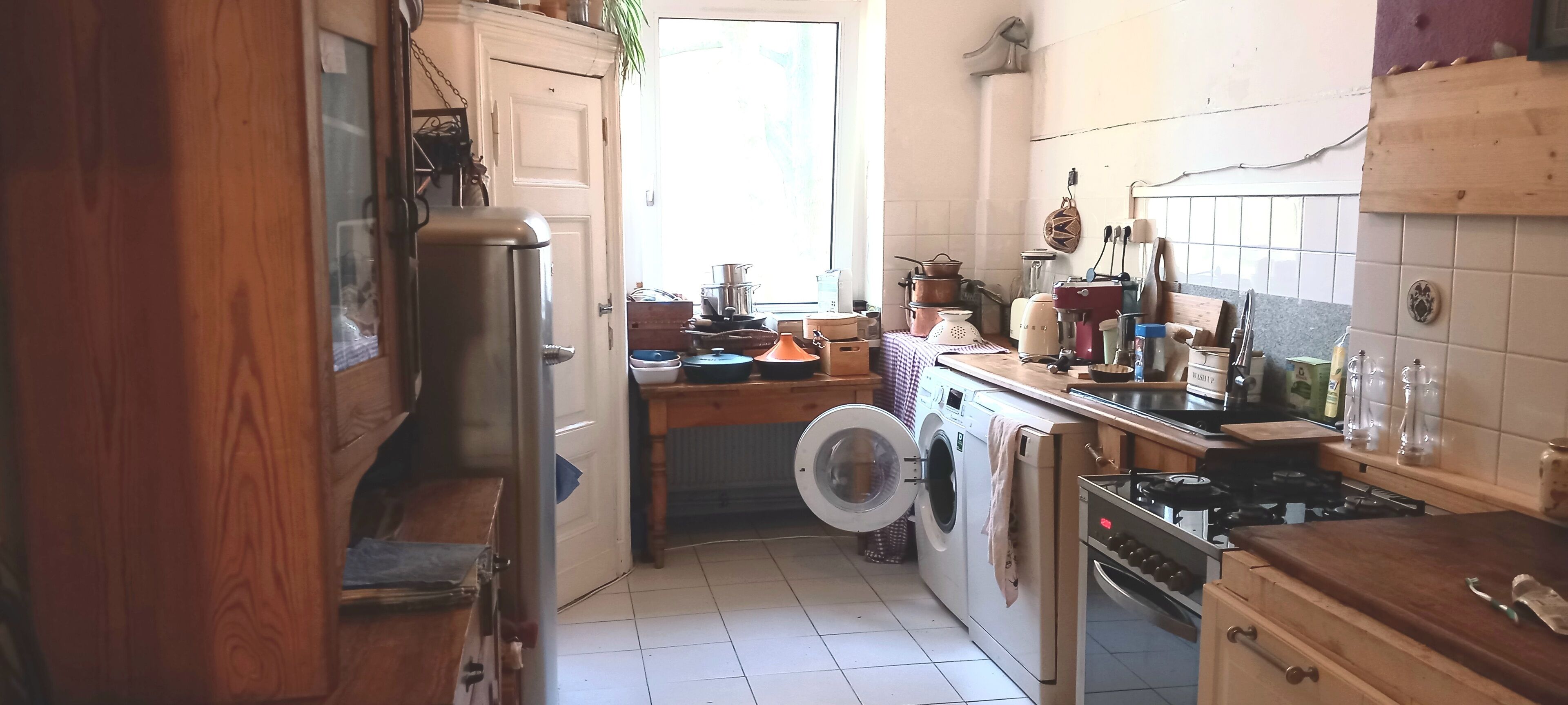 Réfrigérateur, plaque de cuisson, lave-vaisselle, cafetière/bouilloire