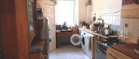 Réfrigérateur, plaque de cuisson, lave-vaisselle, cafetière/bouilloire