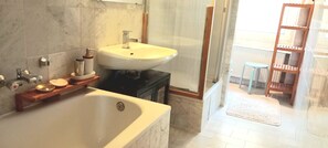 Doccia, articoli per l'igiene personale ecosostenibili, asciugacapelli